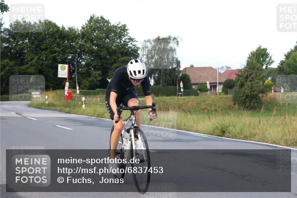 25.08.2024 - Elbe Triathlon Hamburg Fuchs,  Jonas http://msf.ph/oto/6837453 25.08.2024 08:50:17 Radfahren 109 meine-sportfotos.de