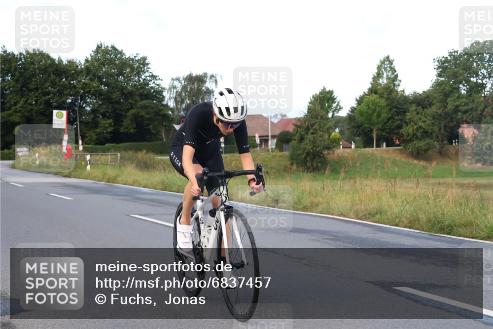 25.08.2024 - Elbe Triathlon Hamburg Fuchs,  Jonas http://msf.ph/oto/6837457 25.08.2024 08:50:18 Radfahren 109 meine-sportfotos.de