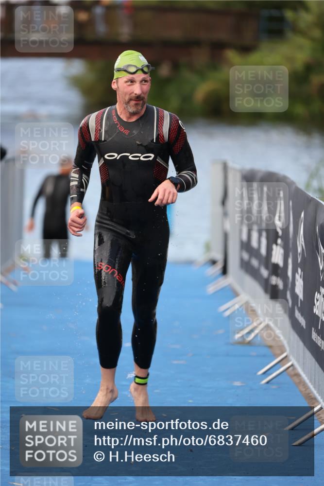 25.08.2024 - Elbe Triathlon Hamburg H.Heesch http://msf.ph/oto/6837460 25.08.2024 08:38:16 Schwimmen 53 meine-sportfotos.de
