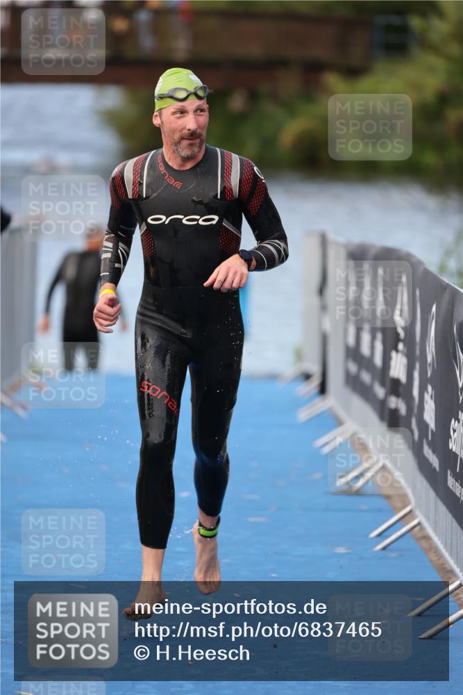 25.08.2024 - Elbe Triathlon Hamburg H.Heesch http://msf.ph/oto/6837465 25.08.2024 08:38:16 Schwimmen 53 meine-sportfotos.de
