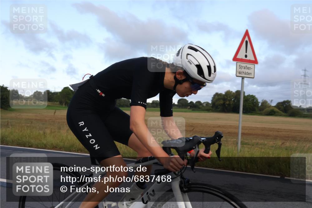 25.08.2024 - Elbe Triathlon Hamburg Fuchs,  Jonas http://msf.ph/oto/6837468 25.08.2024 08:50:18 Radfahren 109 meine-sportfotos.de