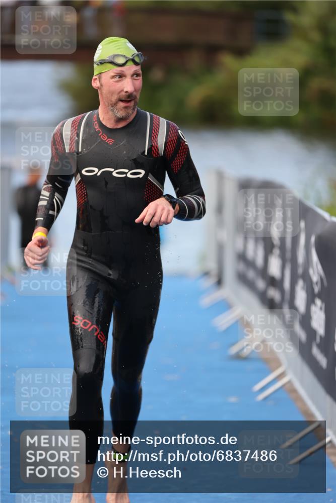 25.08.2024 - Elbe Triathlon Hamburg H.Heesch http://msf.ph/oto/6837486 25.08.2024 08:38:16 Schwimmen 53 meine-sportfotos.de