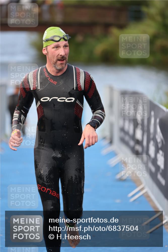 25.08.2024 - Elbe Triathlon Hamburg H.Heesch http://msf.ph/oto/6837504 25.08.2024 08:38:17 Schwimmen 53 meine-sportfotos.de