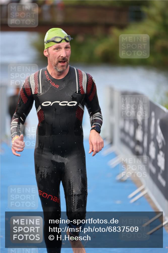 25.08.2024 - Elbe Triathlon Hamburg H.Heesch http://msf.ph/oto/6837509 25.08.2024 08:38:17 Schwimmen 53 meine-sportfotos.de