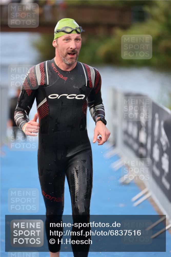 25.08.2024 - Elbe Triathlon Hamburg H.Heesch http://msf.ph/oto/6837516 25.08.2024 08:38:17 Schwimmen 53 meine-sportfotos.de