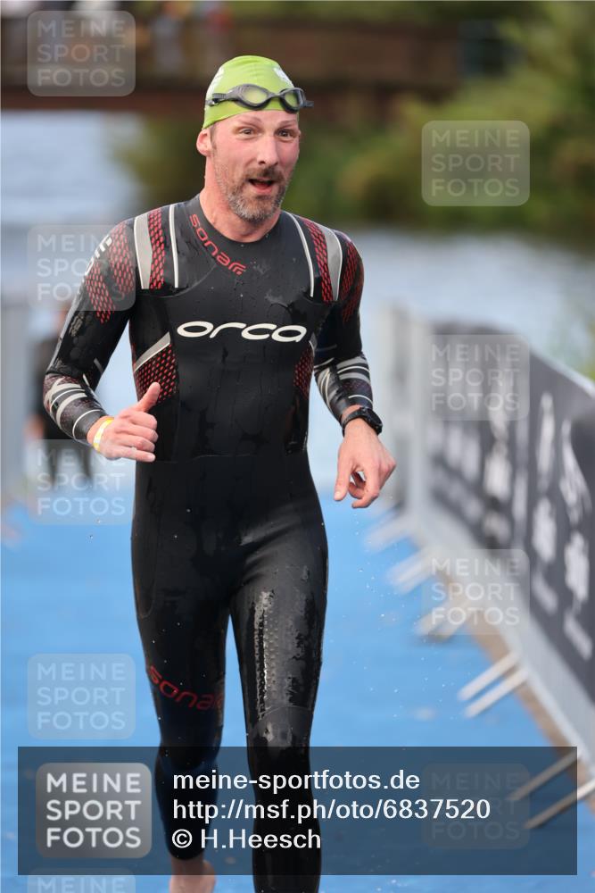 25.08.2024 - Elbe Triathlon Hamburg H.Heesch http://msf.ph/oto/6837520 25.08.2024 08:38:17 Schwimmen 53 meine-sportfotos.de