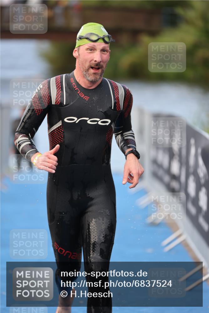 25.08.2024 - Elbe Triathlon Hamburg H.Heesch http://msf.ph/oto/6837524 25.08.2024 08:38:17 Schwimmen 53 meine-sportfotos.de