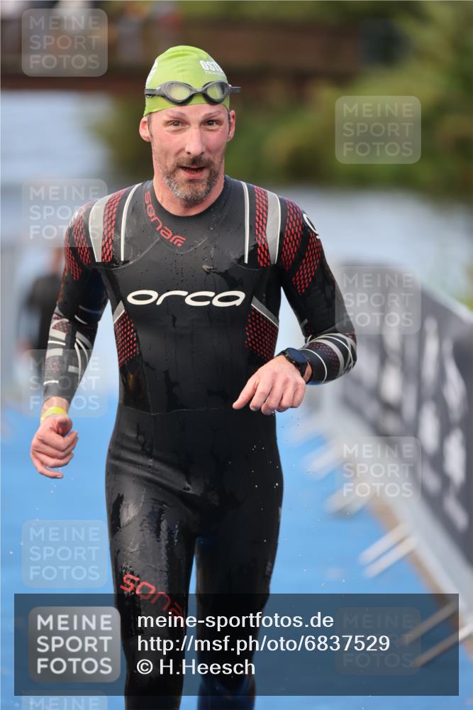 25.08.2024 - Elbe Triathlon Hamburg H.Heesch http://msf.ph/oto/6837529 25.08.2024 08:38:17 Schwimmen 53 meine-sportfotos.de