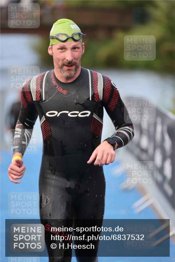 25.08.2024 - Elbe Triathlon Hamburg H.Heesch http://msf.ph/oto/6837532 25.08.2024 08:38:17 Schwimmen 53 meine-sportfotos.de