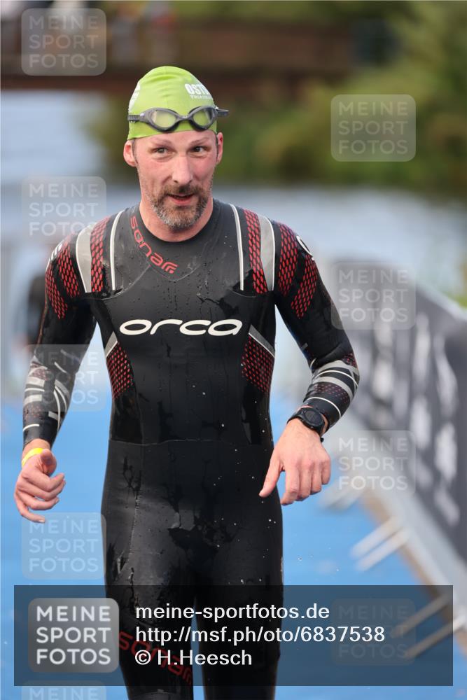 25.08.2024 - Elbe Triathlon Hamburg H.Heesch http://msf.ph/oto/6837538 25.08.2024 08:38:17 Schwimmen 53 meine-sportfotos.de