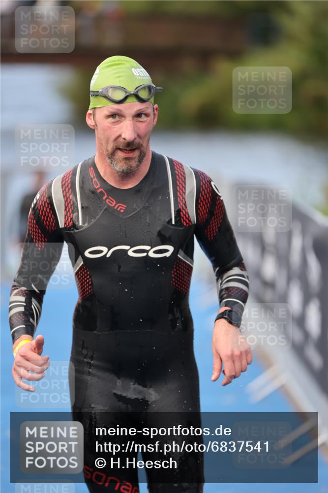 25.08.2024 - Elbe Triathlon Hamburg H.Heesch http://msf.ph/oto/6837541 25.08.2024 08:38:17 Schwimmen 53 meine-sportfotos.de