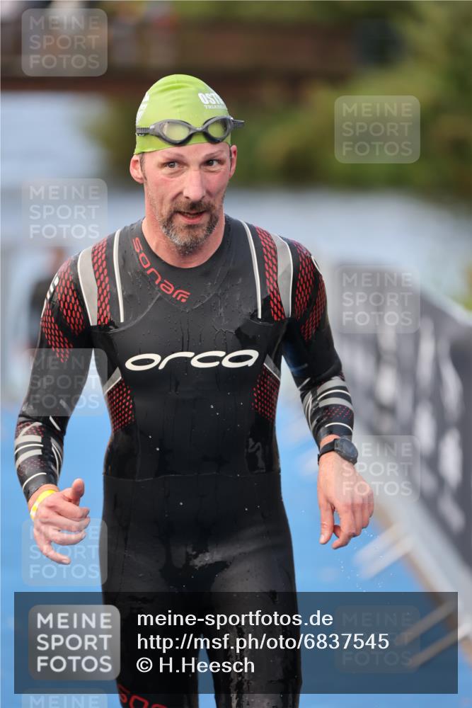 25.08.2024 - Elbe Triathlon Hamburg H.Heesch http://msf.ph/oto/6837545 25.08.2024 08:38:17 Schwimmen 53 meine-sportfotos.de