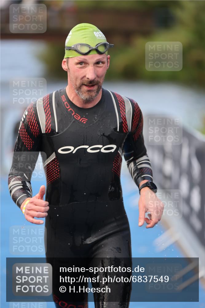 25.08.2024 - Elbe Triathlon Hamburg H.Heesch http://msf.ph/oto/6837549 25.08.2024 08:38:17 Schwimmen 53 meine-sportfotos.de