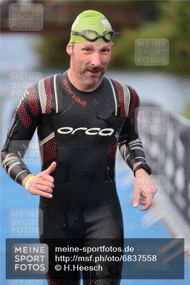 25.08.2024 - Elbe Triathlon Hamburg H.Heesch http://msf.ph/oto/6837558 25.08.2024 08:38:17 Schwimmen 53 meine-sportfotos.de