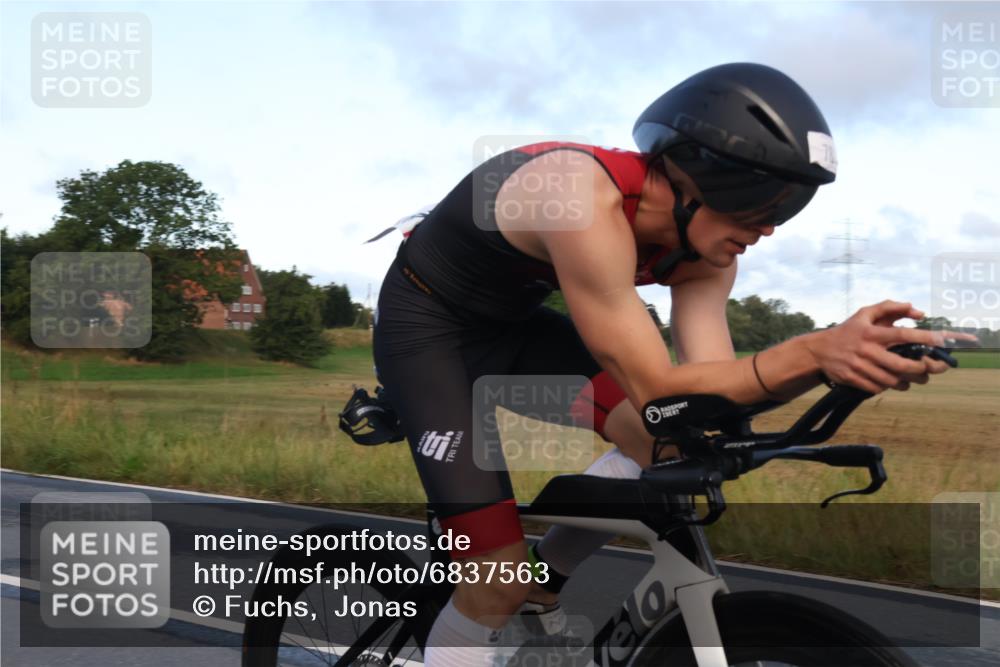 25.08.2024 - Elbe Triathlon Hamburg Fuchs,  Jonas http://msf.ph/oto/6837563 25.08.2024 08:50:44 Radfahren 78 meine-sportfotos.de