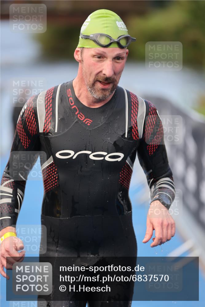 25.08.2024 - Elbe Triathlon Hamburg H.Heesch http://msf.ph/oto/6837570 25.08.2024 08:38:18 Schwimmen 53 meine-sportfotos.de