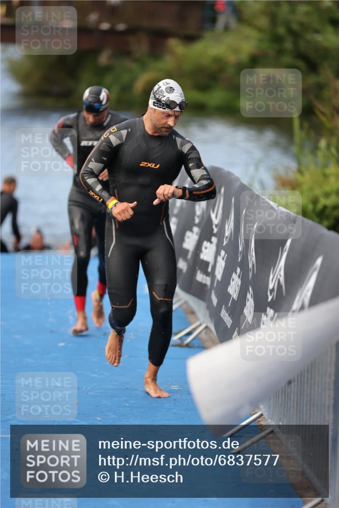 25.08.2024 - Elbe Triathlon Hamburg H.Heesch http://msf.ph/oto/6837577 25.08.2024 08:38:57 Schwimmen 66, 101, 111 meine-sportfotos.de