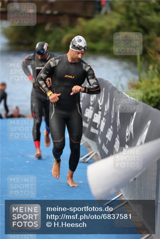 25.08.2024 - Elbe Triathlon Hamburg H.Heesch http://msf.ph/oto/6837581 25.08.2024 08:38:57 Schwimmen 66, 101, 111 meine-sportfotos.de
