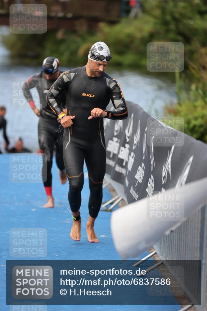 25.08.2024 - Elbe Triathlon Hamburg H.Heesch http://msf.ph/oto/6837586 25.08.2024 08:38:57 Schwimmen 66, 101, 111 meine-sportfotos.de