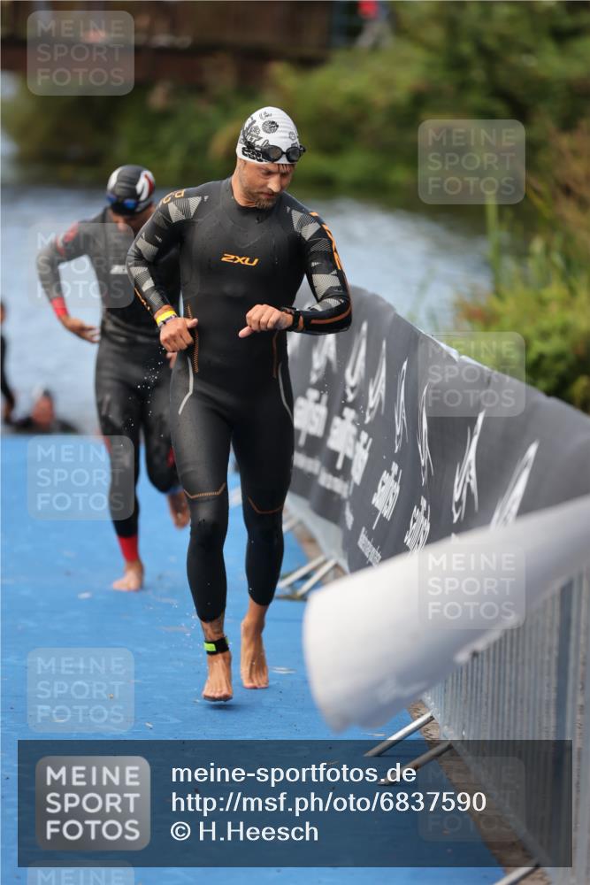 25.08.2024 - Elbe Triathlon Hamburg H.Heesch http://msf.ph/oto/6837590 25.08.2024 08:38:57 Schwimmen 66, 101, 111 meine-sportfotos.de