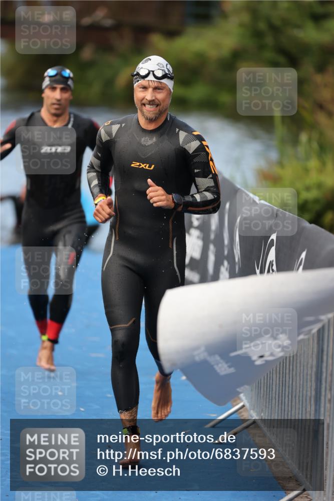 25.08.2024 - Elbe Triathlon Hamburg H.Heesch http://msf.ph/oto/6837593 25.08.2024 08:38:57 Schwimmen 66, 101, 111 meine-sportfotos.de