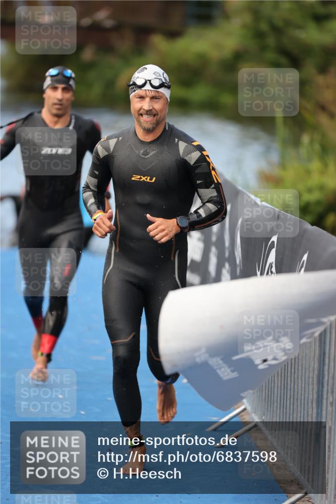 25.08.2024 - Elbe Triathlon Hamburg H.Heesch http://msf.ph/oto/6837598 25.08.2024 08:38:57 Schwimmen 66, 101, 111 meine-sportfotos.de