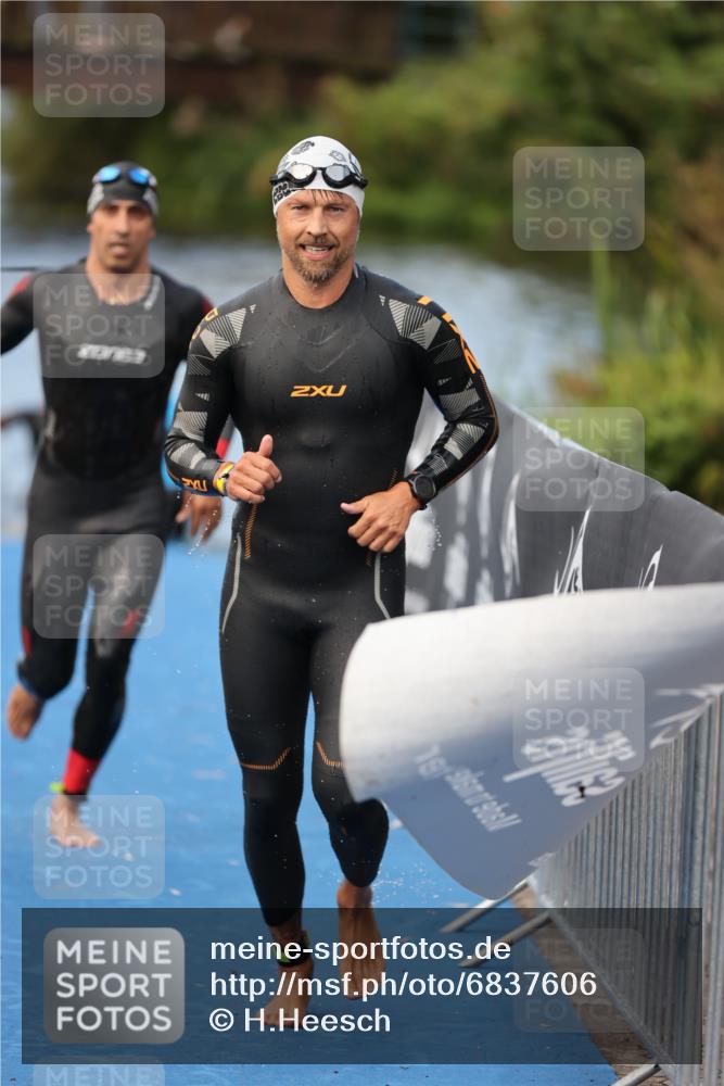 25.08.2024 - Elbe Triathlon Hamburg H.Heesch http://msf.ph/oto/6837606 25.08.2024 08:38:58 Schwimmen 66, 101, 111 meine-sportfotos.de