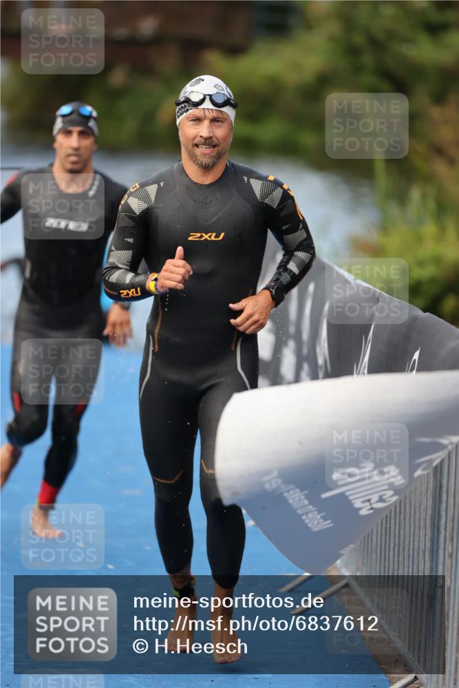 25.08.2024 - Elbe Triathlon Hamburg H.Heesch http://msf.ph/oto/6837612 25.08.2024 08:38:58 Schwimmen 66, 101, 111 meine-sportfotos.de