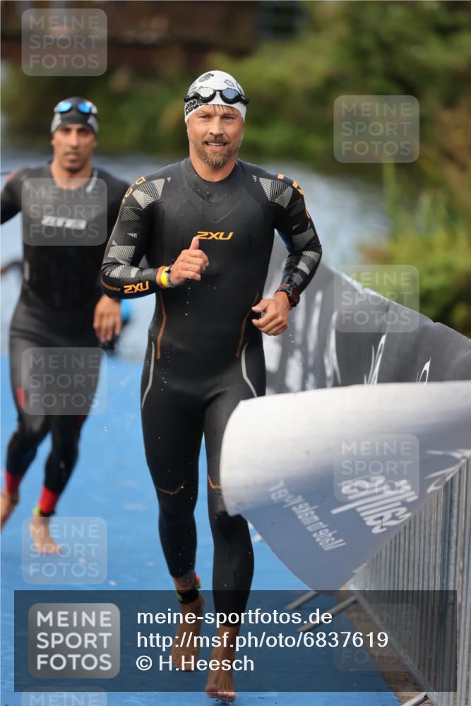 25.08.2024 - Elbe Triathlon Hamburg H.Heesch http://msf.ph/oto/6837619 25.08.2024 08:38:58 Schwimmen 66, 101, 111 meine-sportfotos.de