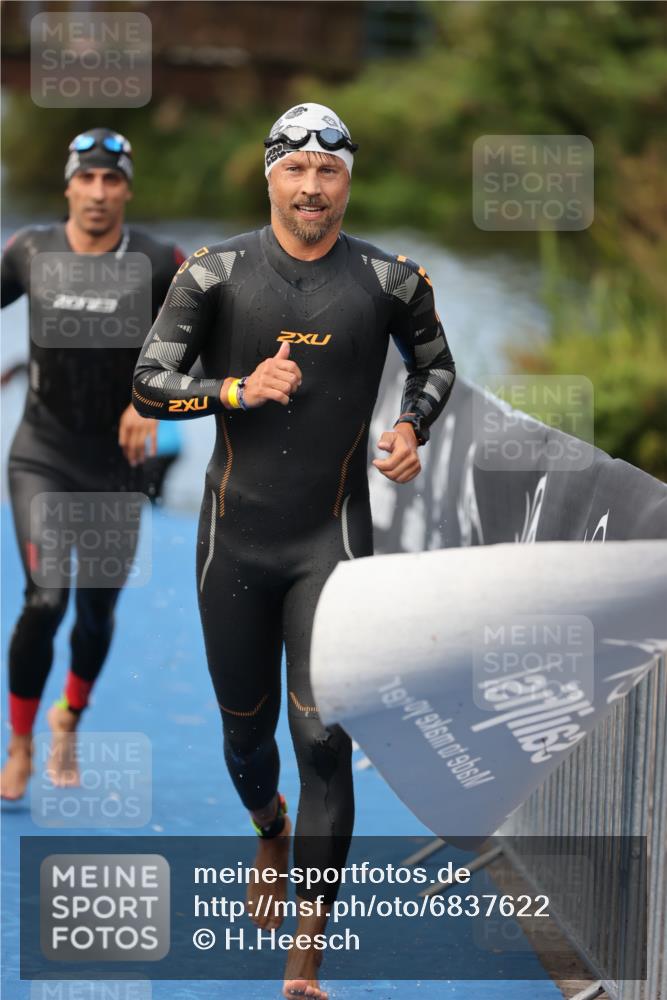 25.08.2024 - Elbe Triathlon Hamburg H.Heesch http://msf.ph/oto/6837622 25.08.2024 08:38:58 Schwimmen 66, 101, 111 meine-sportfotos.de