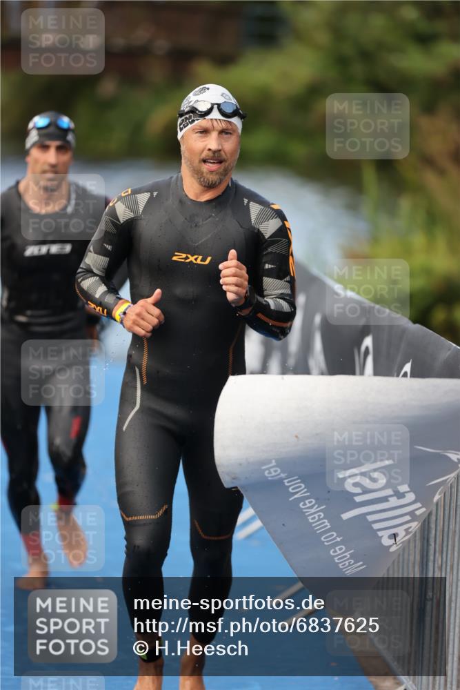 25.08.2024 - Elbe Triathlon Hamburg H.Heesch http://msf.ph/oto/6837625 25.08.2024 08:38:58 Schwimmen 66, 101, 111 meine-sportfotos.de