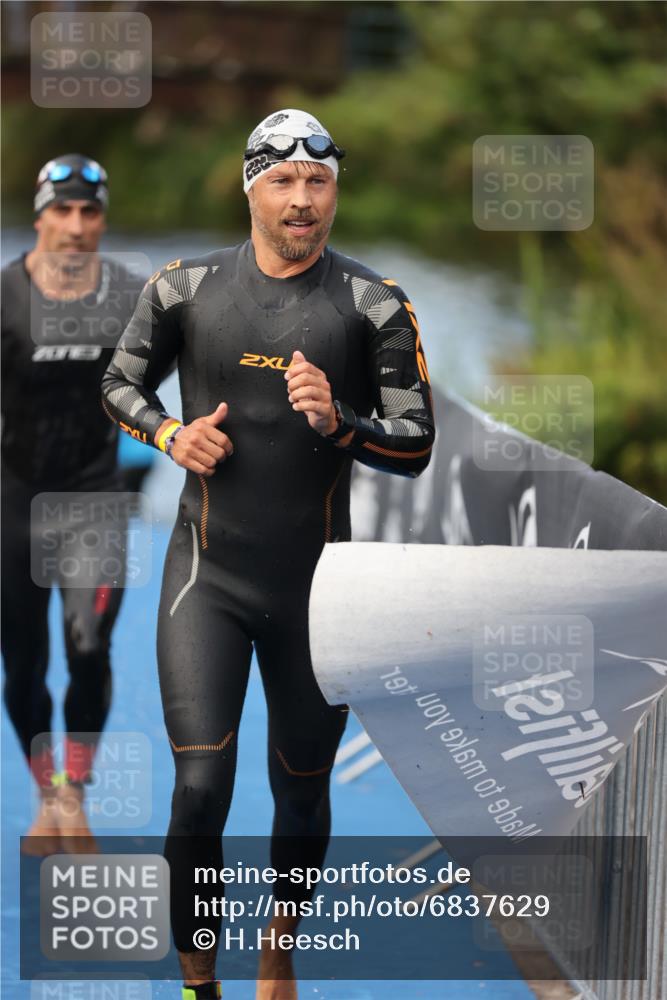25.08.2024 - Elbe Triathlon Hamburg H.Heesch http://msf.ph/oto/6837629 25.08.2024 08:38:58 Schwimmen 66, 101, 111 meine-sportfotos.de
