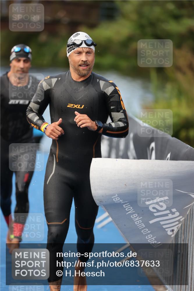 25.08.2024 - Elbe Triathlon Hamburg H.Heesch http://msf.ph/oto/6837633 25.08.2024 08:38:58 Schwimmen 66, 101, 111 meine-sportfotos.de