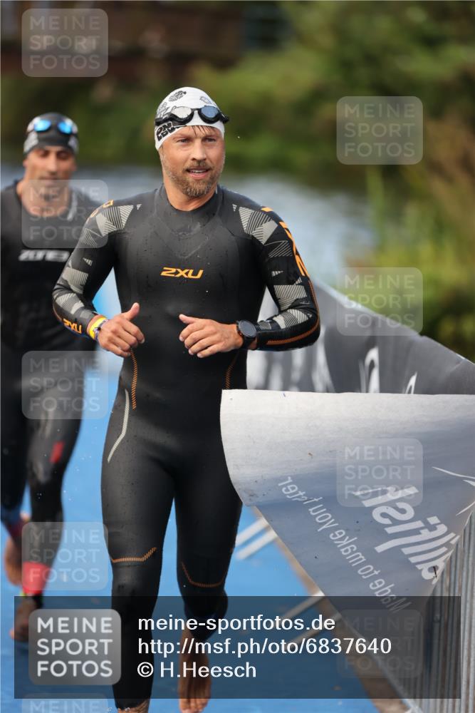 25.08.2024 - Elbe Triathlon Hamburg H.Heesch http://msf.ph/oto/6837640 25.08.2024 08:38:58 Schwimmen 66, 101, 111 meine-sportfotos.de