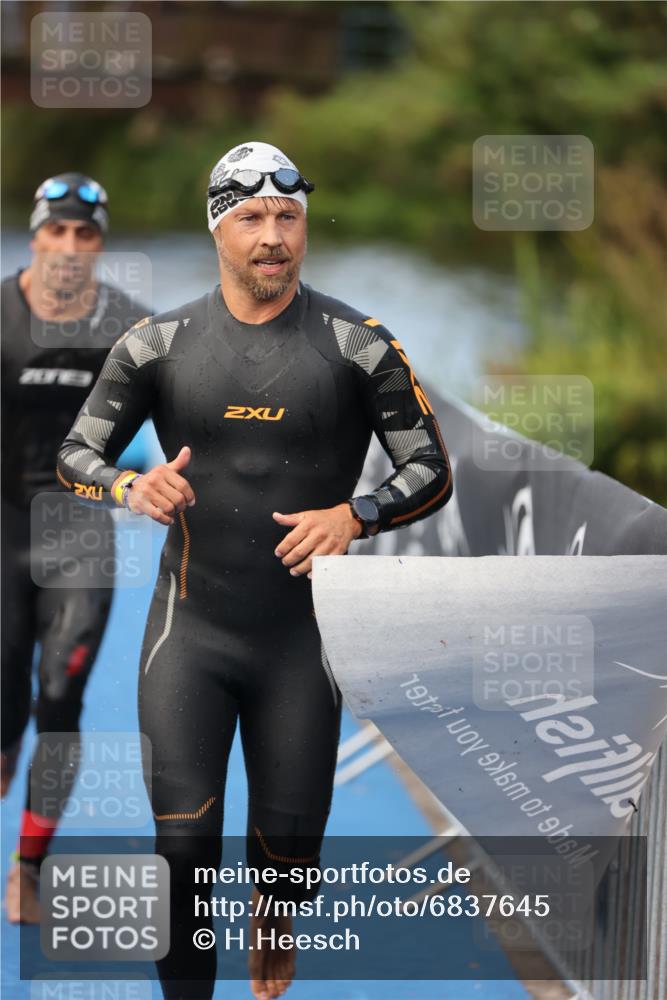 25.08.2024 - Elbe Triathlon Hamburg H.Heesch http://msf.ph/oto/6837645 25.08.2024 08:38:58 Schwimmen 66, 101, 111 meine-sportfotos.de