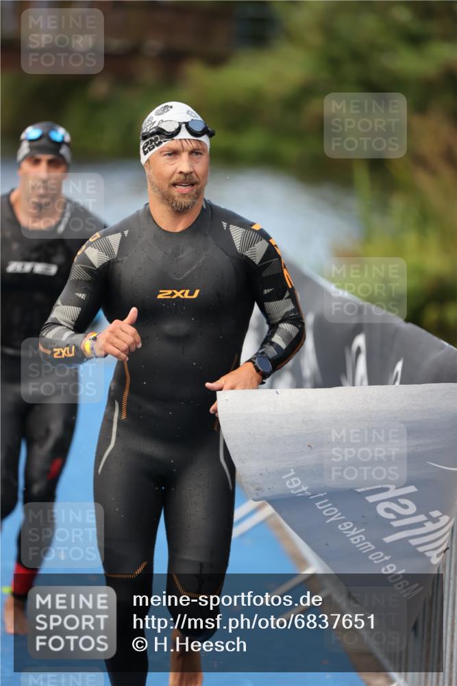 25.08.2024 - Elbe Triathlon Hamburg H.Heesch http://msf.ph/oto/6837651 25.08.2024 08:38:58 Schwimmen 66, 101, 111 meine-sportfotos.de