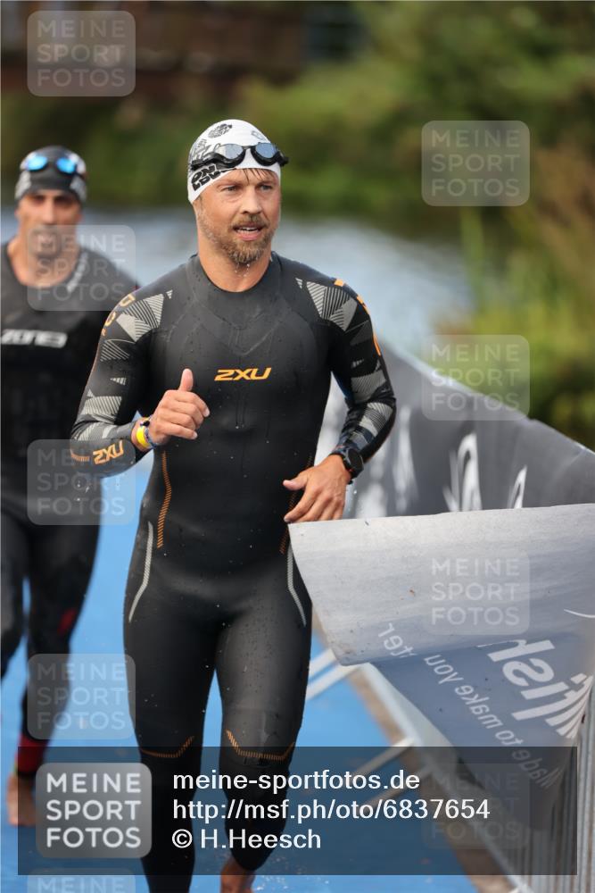 25.08.2024 - Elbe Triathlon Hamburg H.Heesch http://msf.ph/oto/6837654 25.08.2024 08:38:58 Schwimmen 66, 101, 111 meine-sportfotos.de