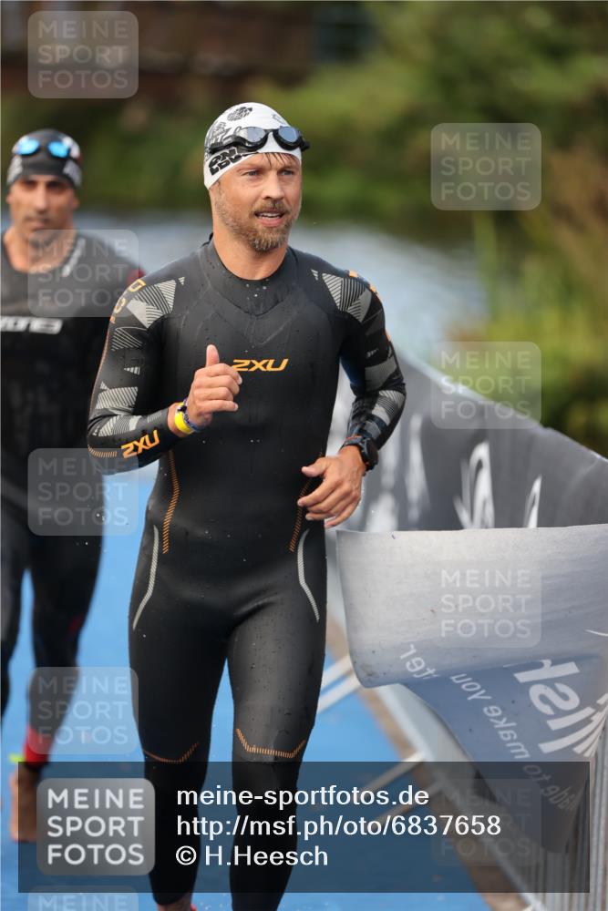 25.08.2024 - Elbe Triathlon Hamburg H.Heesch http://msf.ph/oto/6837658 25.08.2024 08:38:58 Schwimmen 66, 101, 111 meine-sportfotos.de