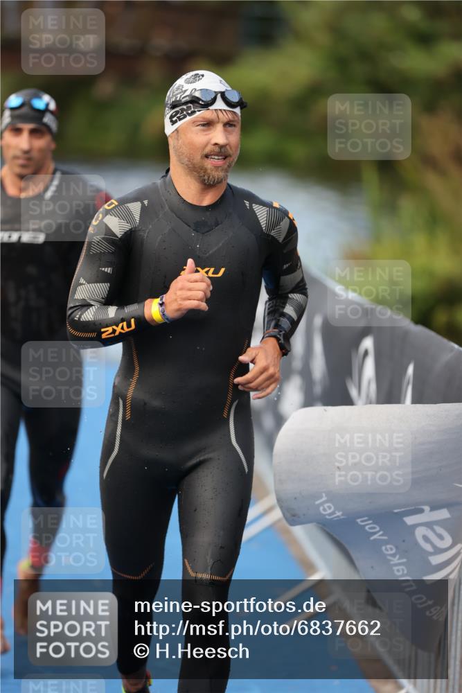 25.08.2024 - Elbe Triathlon Hamburg H.Heesch http://msf.ph/oto/6837662 25.08.2024 08:38:58 Schwimmen 66, 101, 111 meine-sportfotos.de