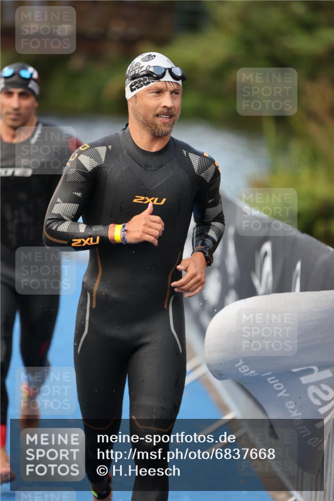 25.08.2024 - Elbe Triathlon Hamburg H.Heesch http://msf.ph/oto/6837668 25.08.2024 08:38:58 Schwimmen 66, 101, 111 meine-sportfotos.de