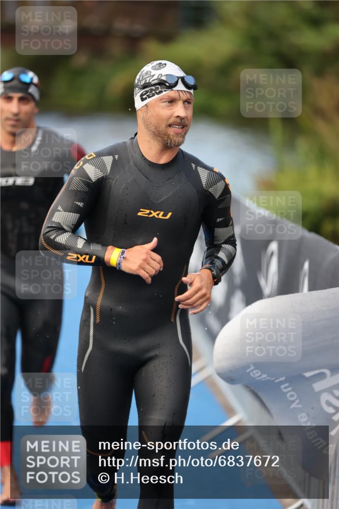 25.08.2024 - Elbe Triathlon Hamburg H.Heesch http://msf.ph/oto/6837672 25.08.2024 08:38:58 Schwimmen 66, 101, 111 meine-sportfotos.de