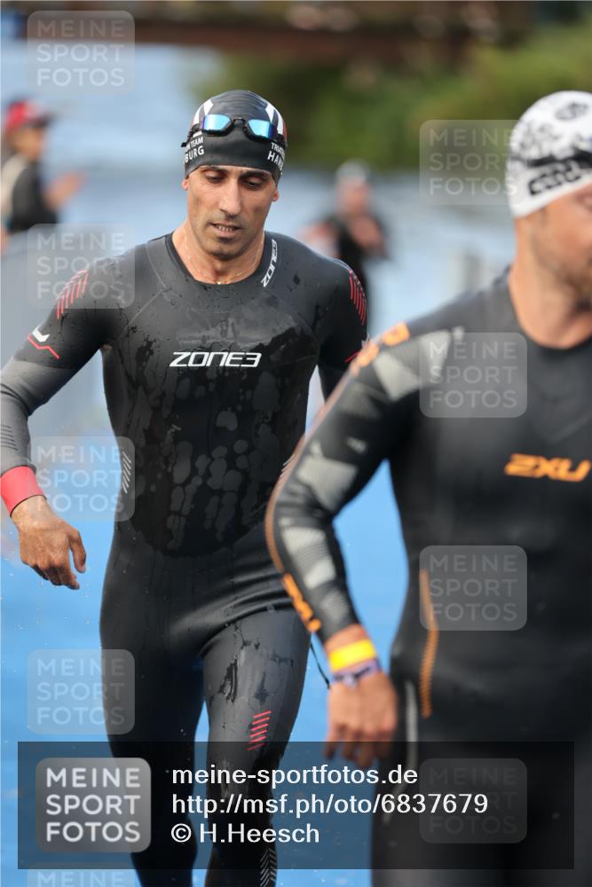 25.08.2024 - Elbe Triathlon Hamburg H.Heesch http://msf.ph/oto/6837679 25.08.2024 08:38:59 Schwimmen 66, 101, 111 meine-sportfotos.de