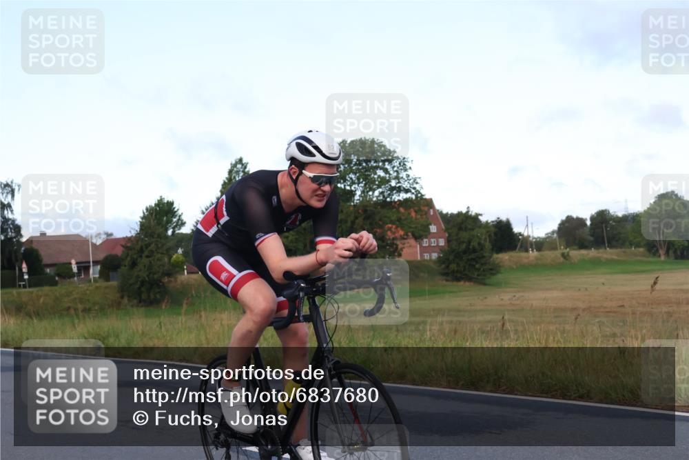25.08.2024 - Elbe Triathlon Hamburg Fuchs,  Jonas http://msf.ph/oto/6837680 25.08.2024 08:50:57 Radfahren 68, 62, 164 meine-sportfotos.de