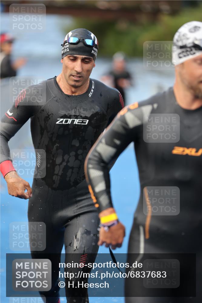 25.08.2024 - Elbe Triathlon Hamburg H.Heesch http://msf.ph/oto/6837683 25.08.2024 08:38:59 Schwimmen 66, 101, 111 meine-sportfotos.de