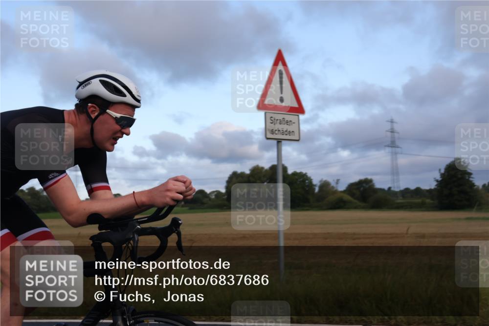 25.08.2024 - Elbe Triathlon Hamburg Fuchs,  Jonas http://msf.ph/oto/6837686 25.08.2024 08:50:57 Radfahren 68, 62, 164 meine-sportfotos.de