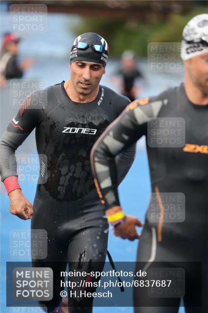 25.08.2024 - Elbe Triathlon Hamburg H.Heesch http://msf.ph/oto/6837687 25.08.2024 08:38:59 Schwimmen 66, 101, 111 meine-sportfotos.de