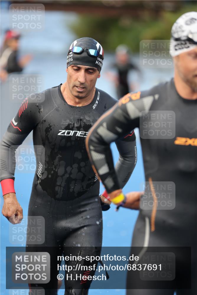 25.08.2024 - Elbe Triathlon Hamburg H.Heesch http://msf.ph/oto/6837691 25.08.2024 08:38:59 Schwimmen 66, 101, 111 meine-sportfotos.de