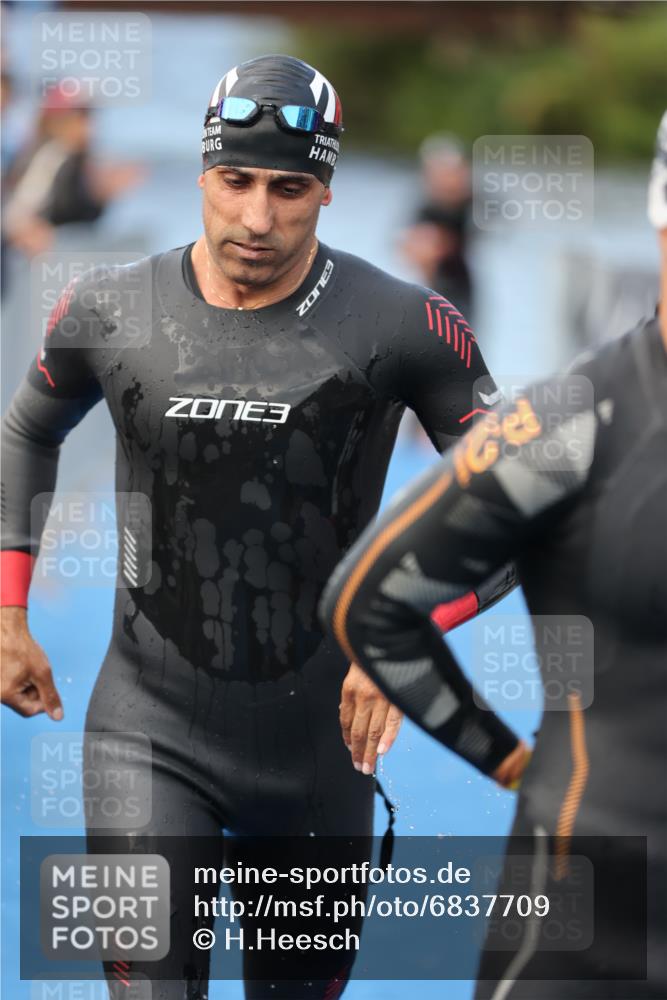 25.08.2024 - Elbe Triathlon Hamburg H.Heesch http://msf.ph/oto/6837709 25.08.2024 08:39:00 Schwimmen 66, 101, 111 meine-sportfotos.de