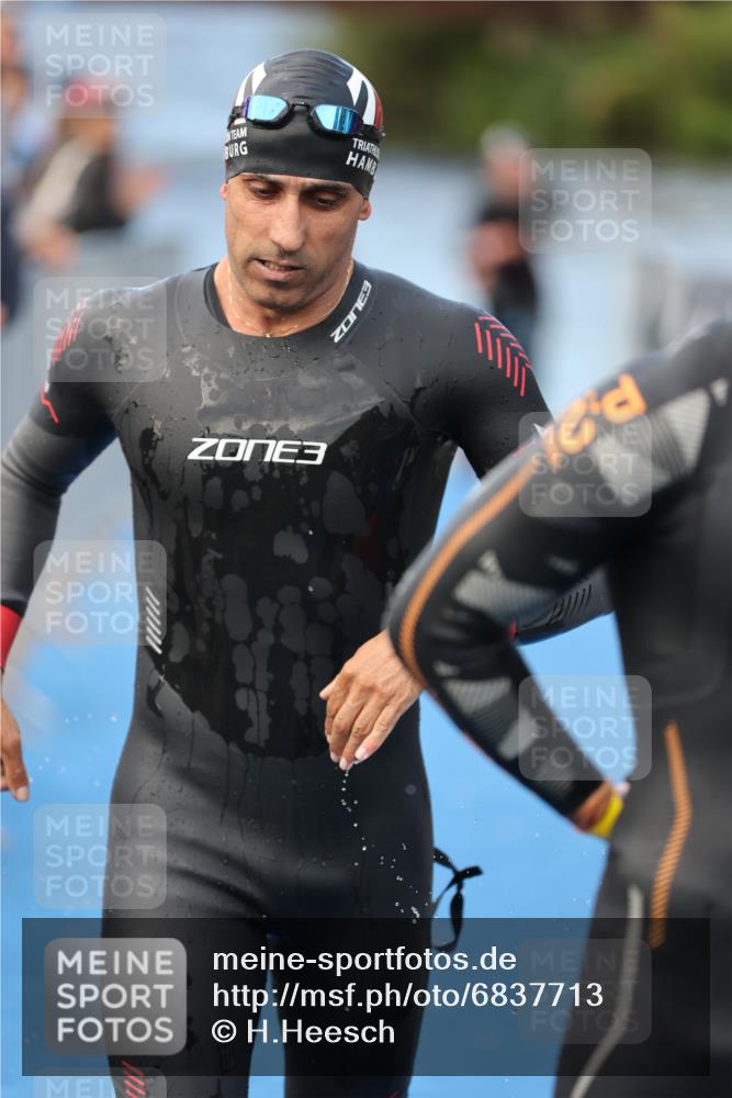 25.08.2024 - Elbe Triathlon Hamburg H.Heesch http://msf.ph/oto/6837713 25.08.2024 08:39:00 Schwimmen 66, 101, 111 meine-sportfotos.de