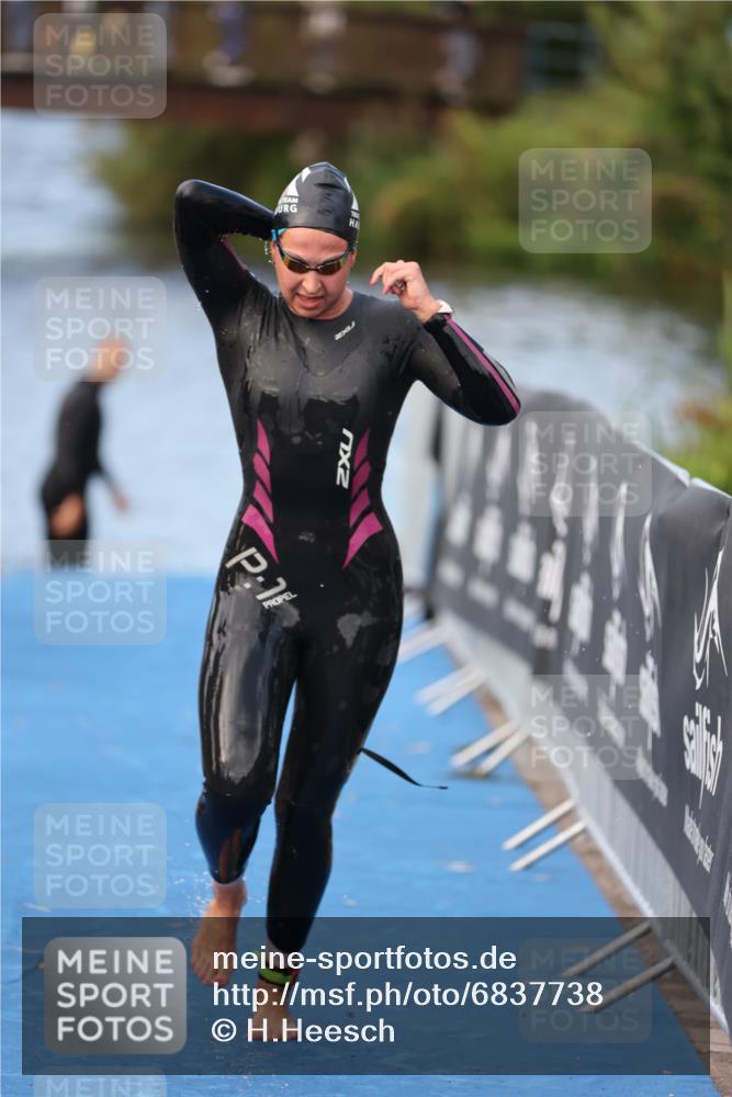 25.08.2024 - Elbe Triathlon Hamburg H.Heesch http://msf.ph/oto/6837738 25.08.2024 08:39:05 Schwimmen 66, 101, 111 meine-sportfotos.de